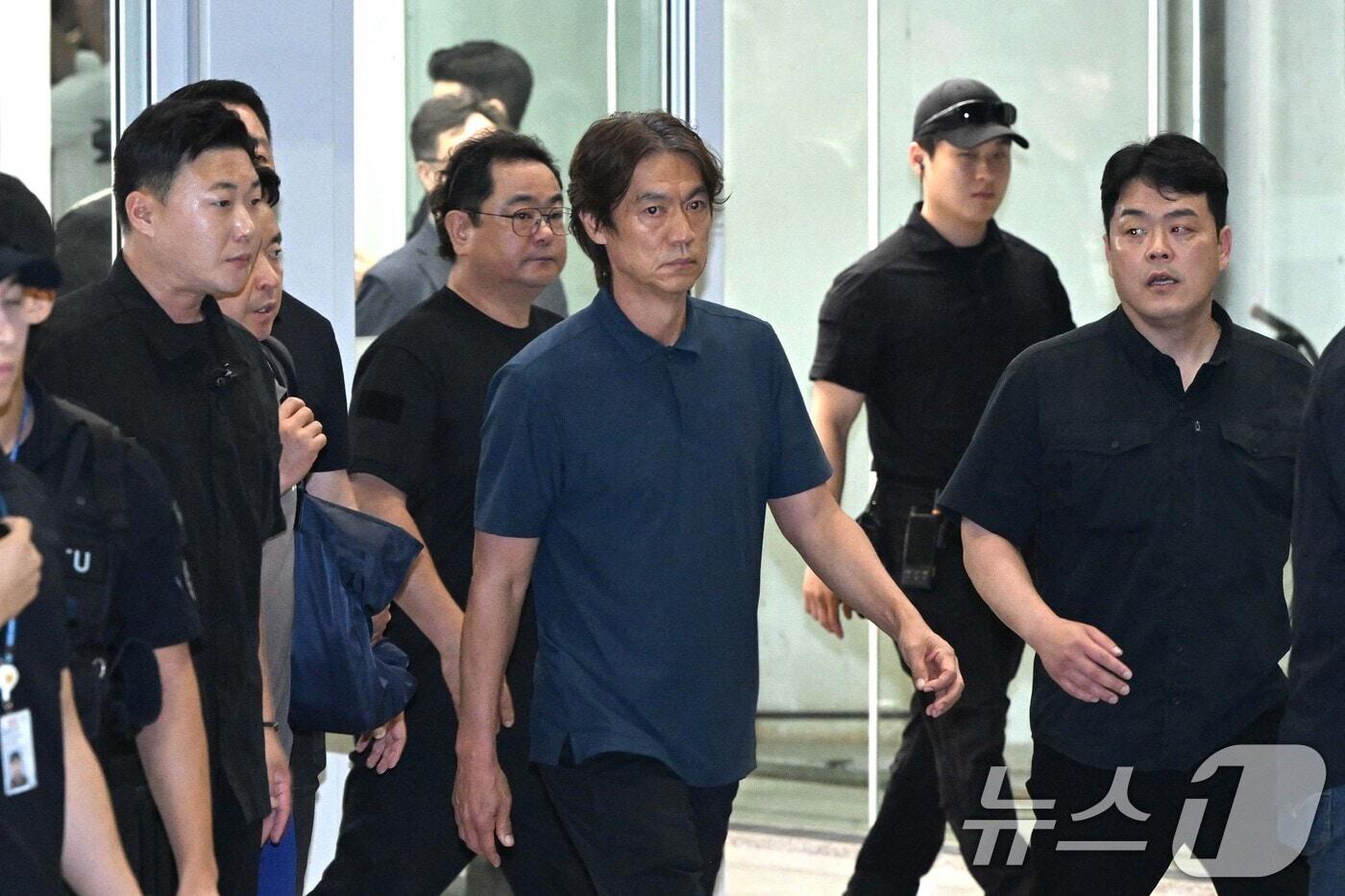 본문 이미지 - 2026 북중미 월드컵 32강 진출 실패의 책임을 지고 사퇴 의사를 밝힌 홍명보 축구대표팀 감독이 30일 새벽 인천국제공항 2터미널을 통해 입국하고 있다. (공동취재) 2026.6.30 ⓒ 뉴스1 안은나 기자