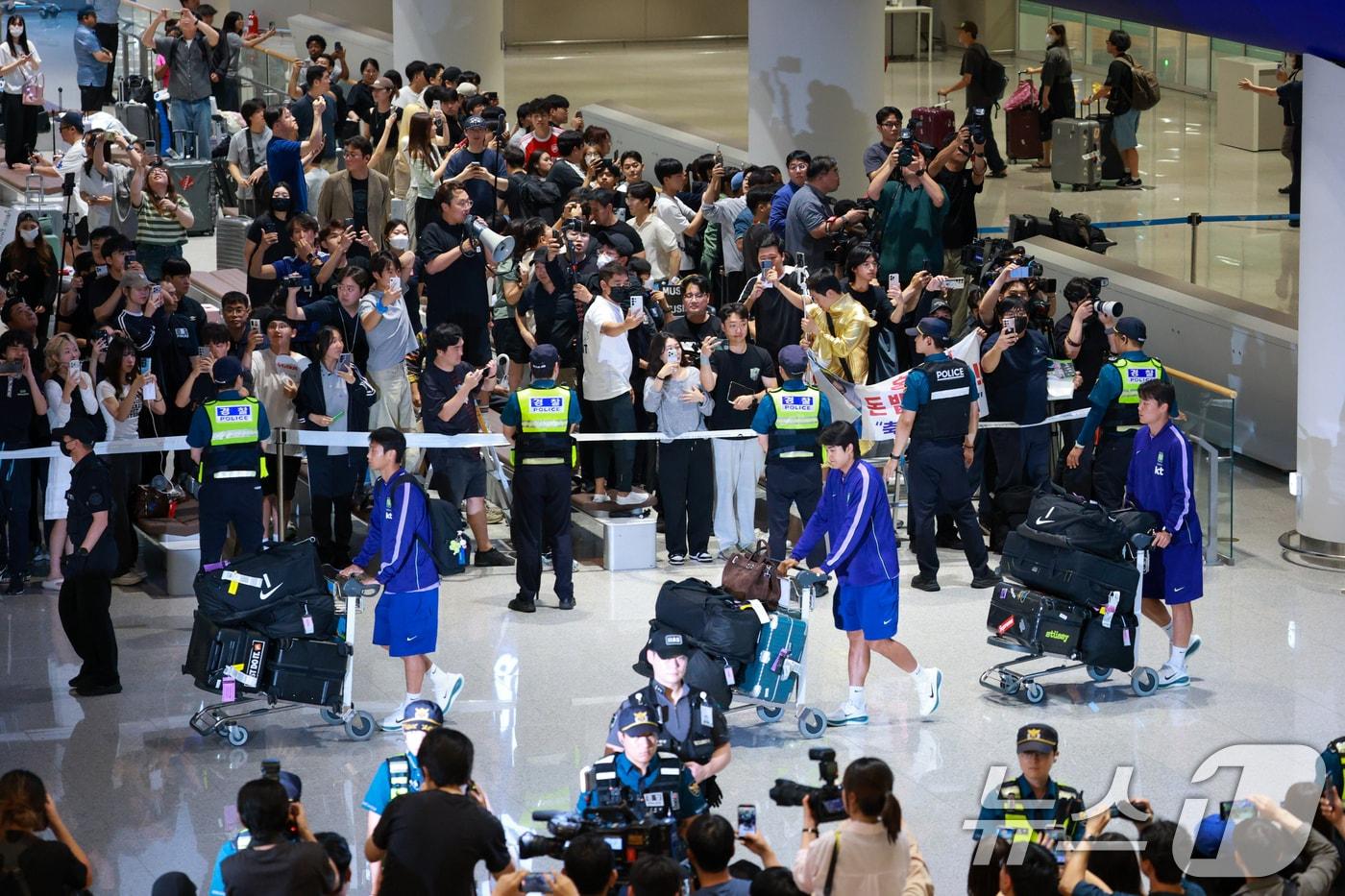 본문 이미지 - 2026 북중미 월드컵 일정을 마친 축구대표팀 선수들이 30일 새벽 인천국제공항 2터미널을 통해 입국하고 있다. (공동취재) 2026.6.30 ⓒ 뉴스1 안은나 기자