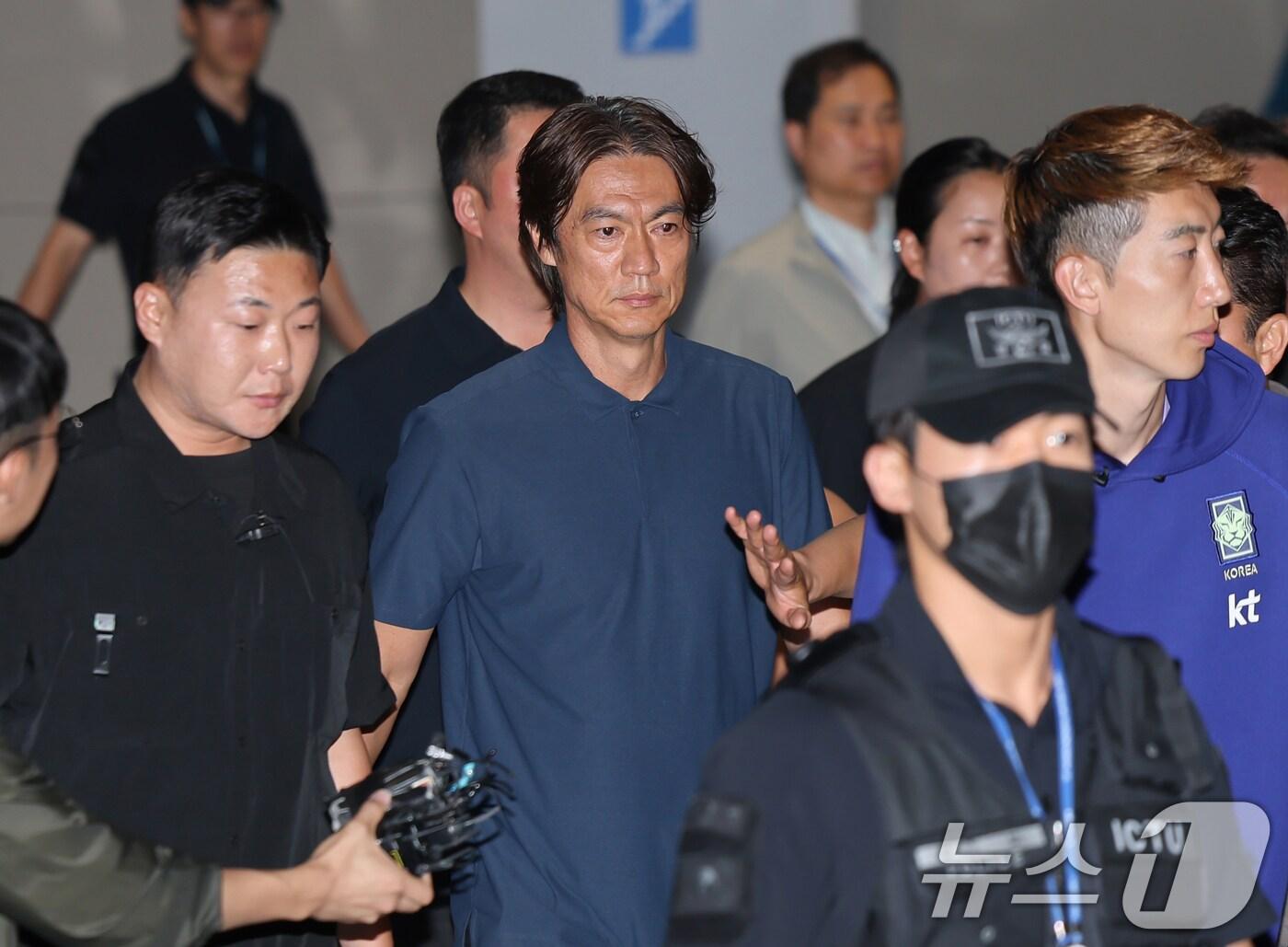 본문 이미지 - 2026 북중미 월드컵 32강 진출 실패의 책임을 지고 사퇴 의사를 밝힌 홍명보 축구대표팀 감독이 30일 새벽 조현우 등 선수들과 인천국제공항 2터미널을 통해 입국해 이동하고 있다. (공동취재) 2026.6.30 ⓒ 뉴스1 안은나 기자