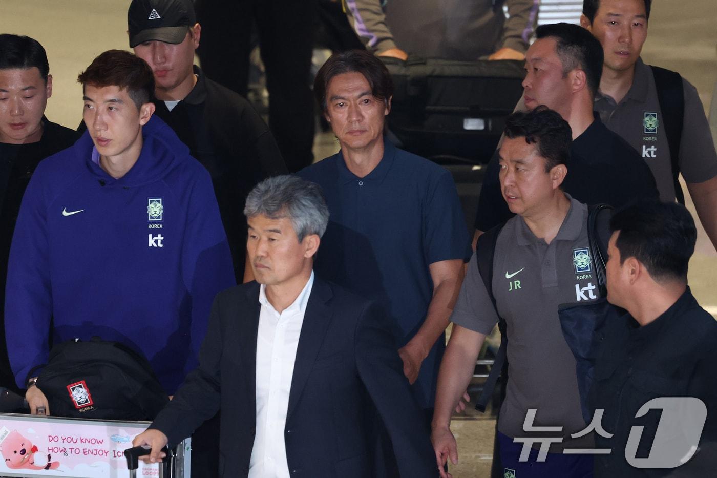 본문 이미지 - 2026 북중미 월드컵 32강 진출 실패의 책임을 지고 사퇴 의사를 밝힌 홍명보 축구대표팀 감독이 30일 새벽 인천국제공항 2터미널을 통해 입국, 팬들 야유 속 이동하고 있다. (공동취재) 2026.6.30 ⓒ 뉴스1 안은나 기자