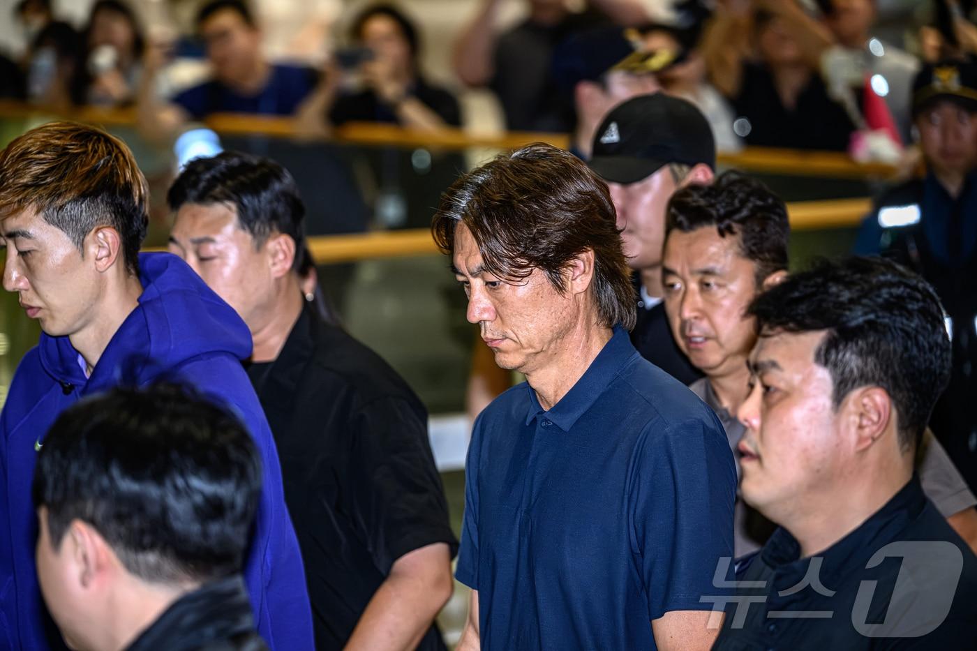 본문 이미지 - 2026 북중미 월드컵 32강 진출 실패의 책임을 지고 사퇴 의사를 밝힌 홍명보 축구대표팀 감독이 지난달 30일 새벽 인천국제공항 2터미널을 통해 입국하고 있다. (공동취재) 2026.6.30 ⓒ 뉴스1 안은나 기자