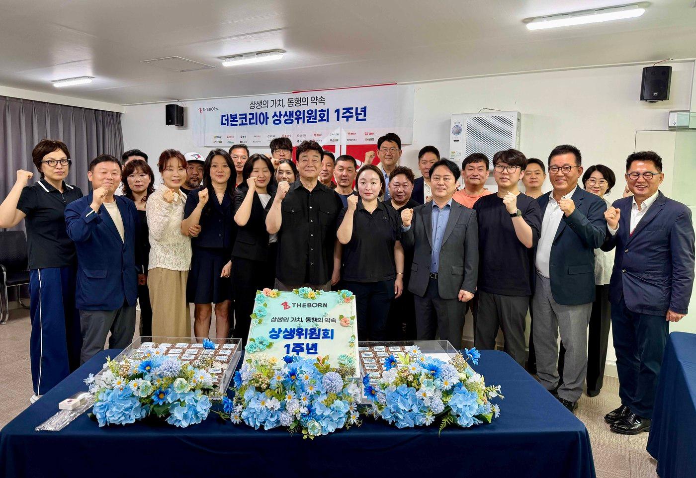 본문 이미지 - 더본코리아가 29일 서울 서초구에 위치한 더본코리아 별관 창업설명회장 회의실에서 상생위원회 출범 1주년 기념 회의를 진행하고 기념촬영하는 모습.(더본코리아 제공)