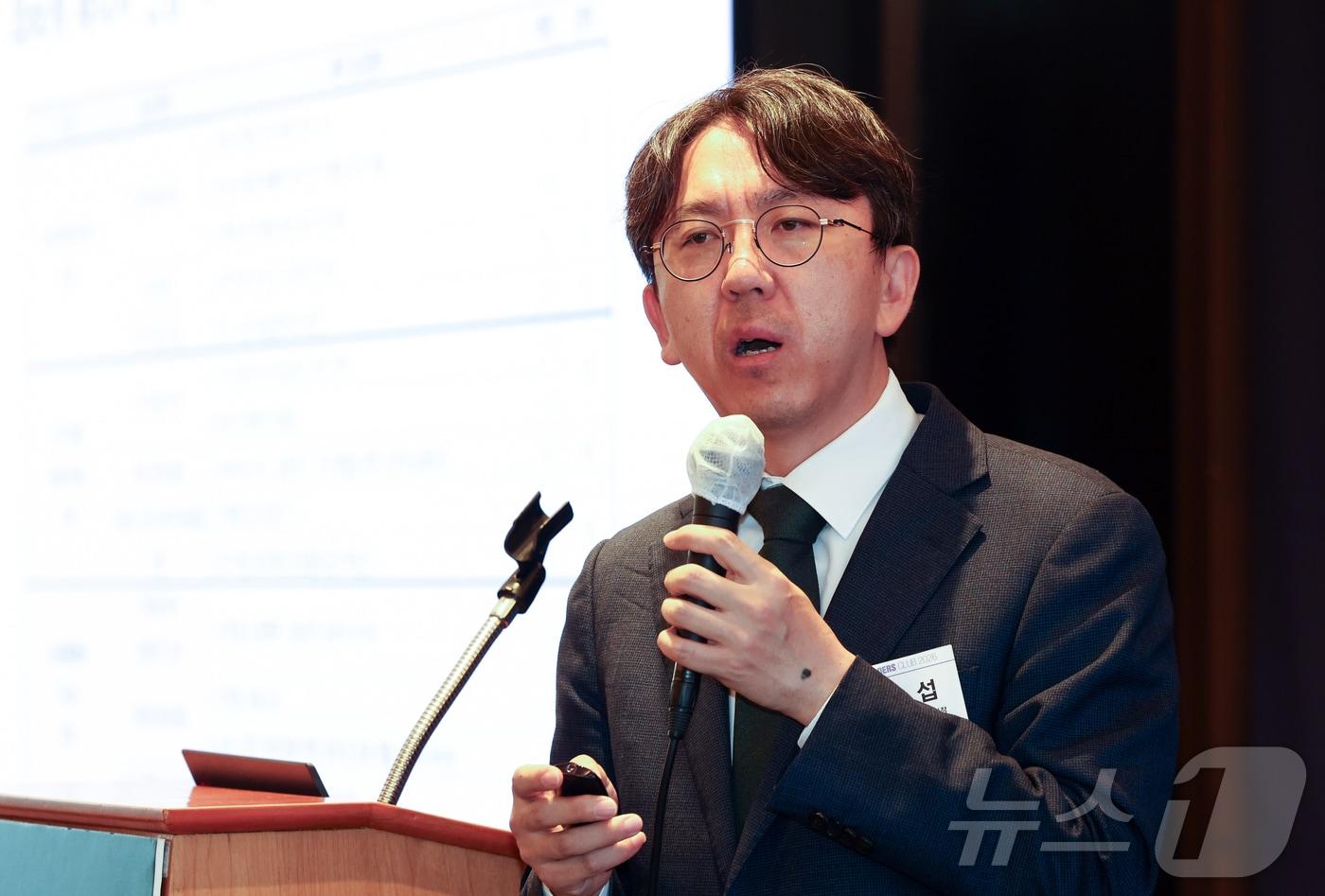 본문 이미지 - 임강섭 보건복지부 제약바이오산업과 과장이 30일 오전 서울 중구 롯데호텔에서 열린 '제28회 바이오리더스클럽'에서 '혁신형 제약기업 제도 개편과 오픈이노베이션 확대'를 주제로 기조발표를 하고 있다. 2026.6.30 ⓒ 뉴스1 최지환 기자