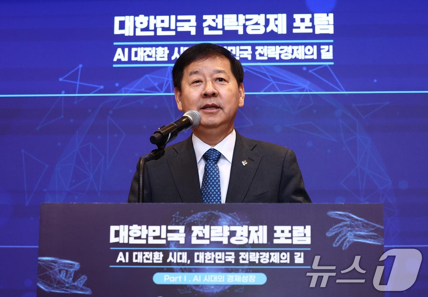 본문 이미지 - 구윤철 경제부총리 겸 재정경제부 장관이 30일 오전 서울 중구 롯데호텔에서 열린 '대한민국 전략경제 포럼 AI 대전환 시대, 대한민국 전략경제의 길'에서 축사하고 있다. 2026.6.30 ⓒ 뉴스1 김민지 기자
