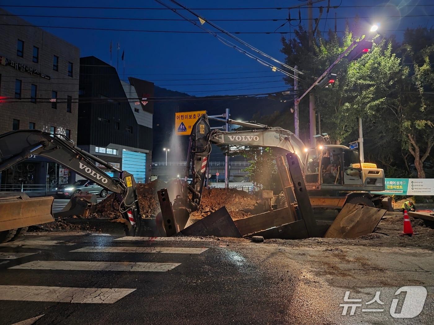 본문 이미지 - 29일 오후 10시30분쯤 대구 수성구 상동 수성못오거리 용두교방면 횡단보도 앞에서 상수도관이 파손돼 관계 당국이 수습하고 있다.(대구 수성구 제공. 재판매 및 DB금지)