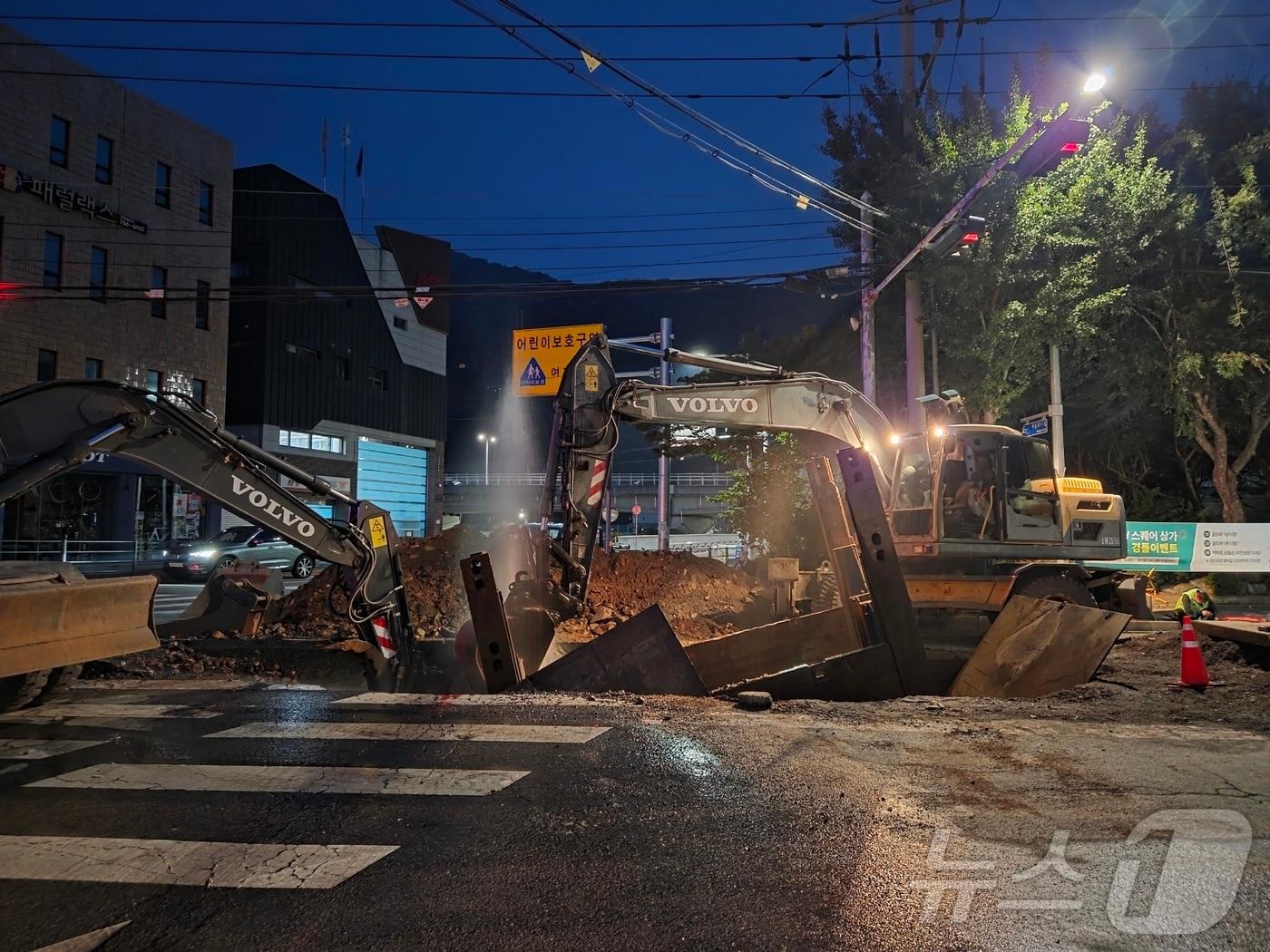 본문 이미지 - 야간 상수도 복구작업 (뉴스1 사진자료.해당 기사와 관련 없음)2026.9.15 ⓒ 뉴스1 