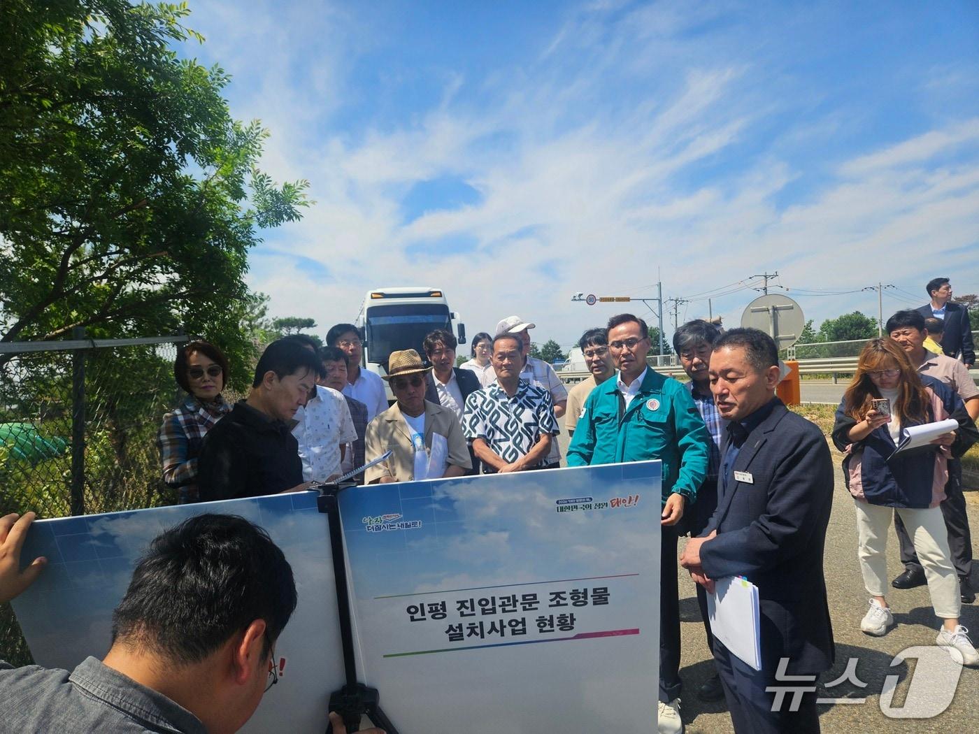 본문 이미지 - 인평관문 조형물 설치사업과 관련 인수위원회가 현장방문을 통해 현장을 점검하고 있다.(인수위원회 제공. 재판매 및 DB금지)/뉴스1