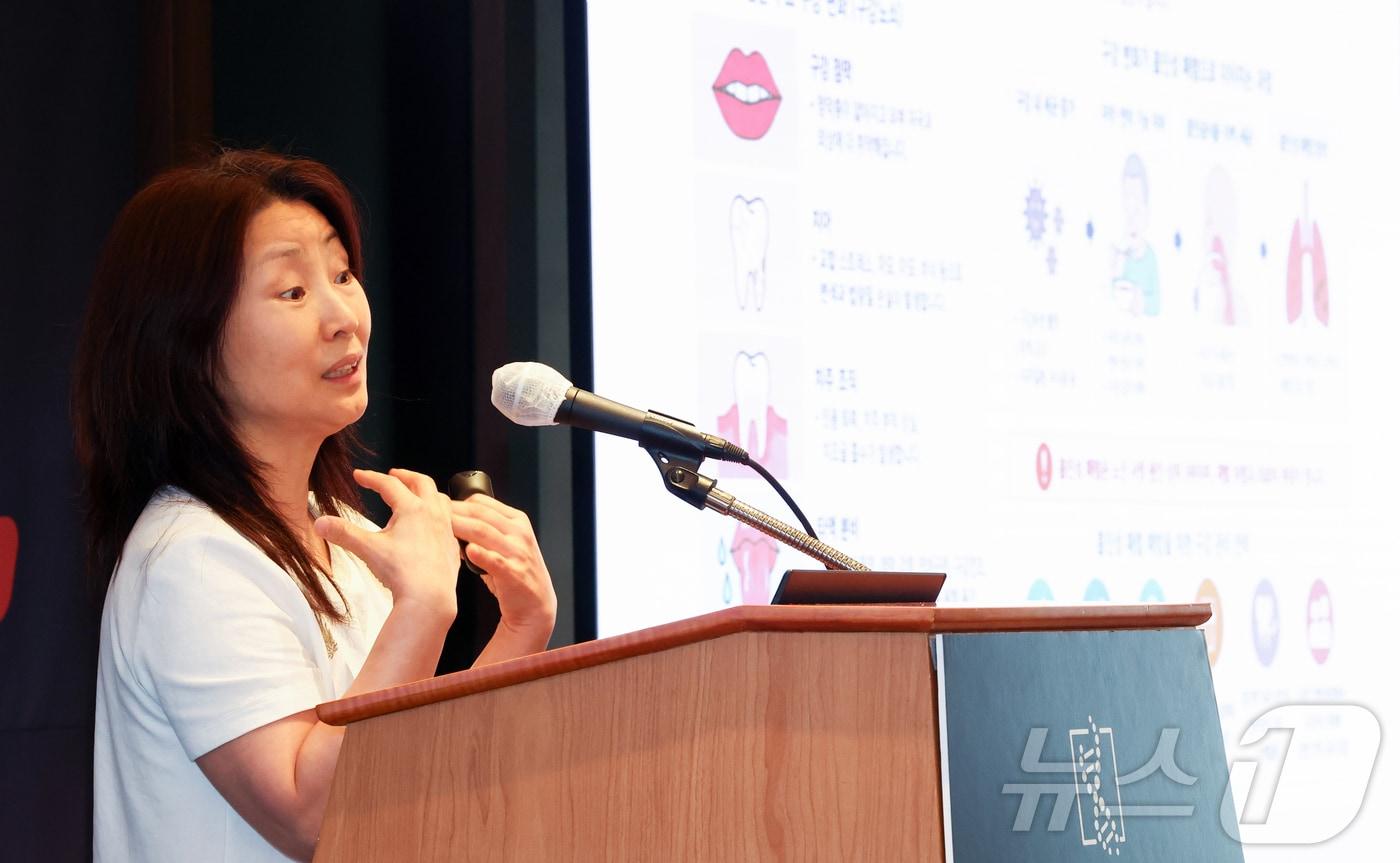 본문 이미지 - 김현정 서울대학교 치과대학 교수가 30일 오전 서울 중구 롯데호텔에서 열린 '제28회 바이오리더스클럽'에서 '돌봄기기, 치료를 넘어 예방으로: 구강노쇠와 데이터 기반 오픈이노베이션 전략'을 주제로 강연을 하고 있다. 2026.6.30 ⓒ 뉴스1 최지환 기자