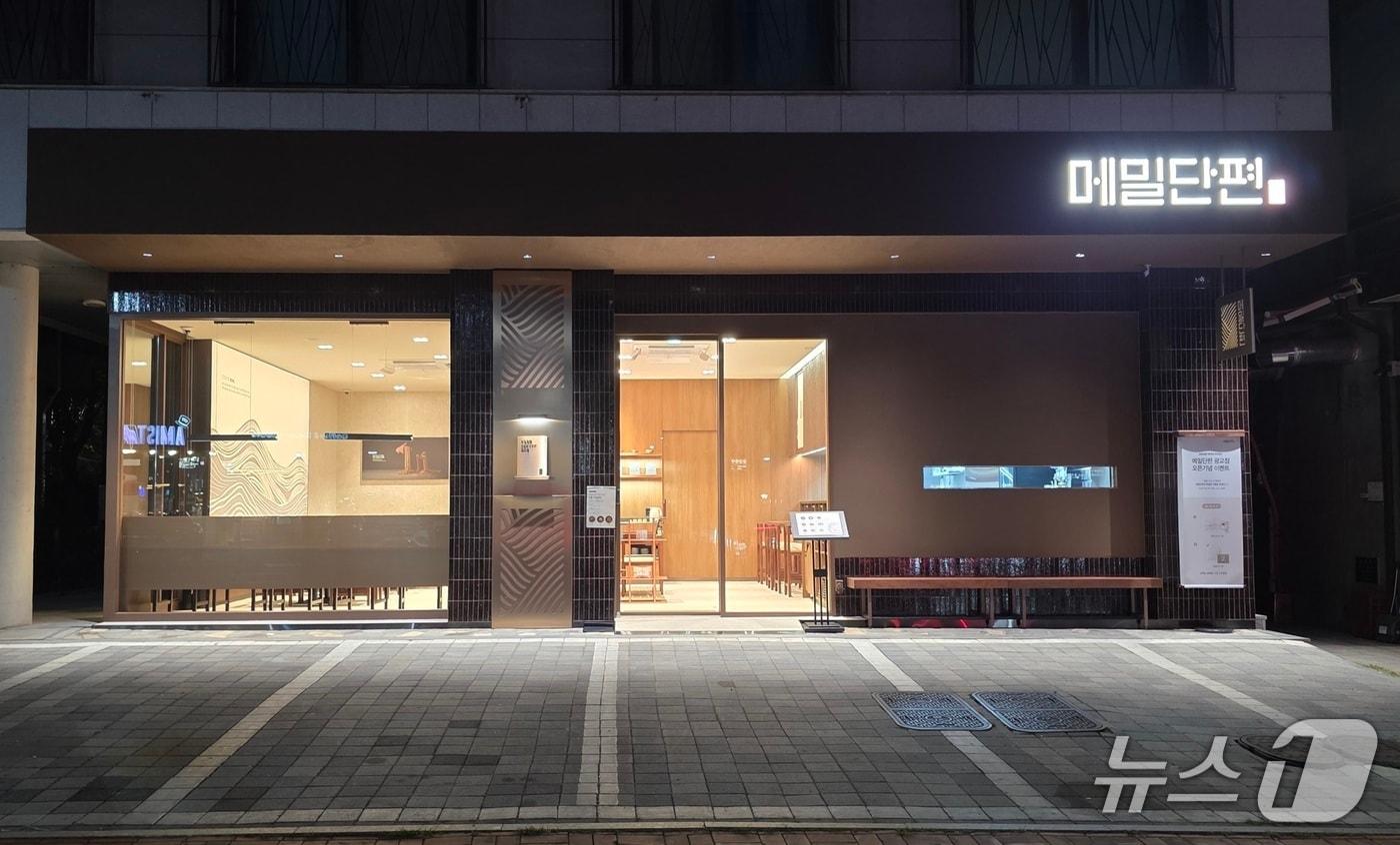 본문 이미지 - 수원 광교 카페거리에 오픈한 교촌 '메밀단편' 3호점(교촌에프앤비 제공). 2026.6.30/뉴스1