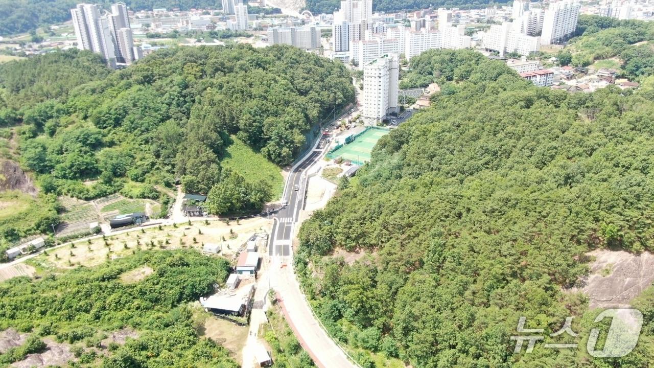 본문 이미지 -  개통한 영동군 영동읍 동정리 군계획도로 교량 일대.(영동군 제공. 재판매 및 DB금지)/뉴스1 