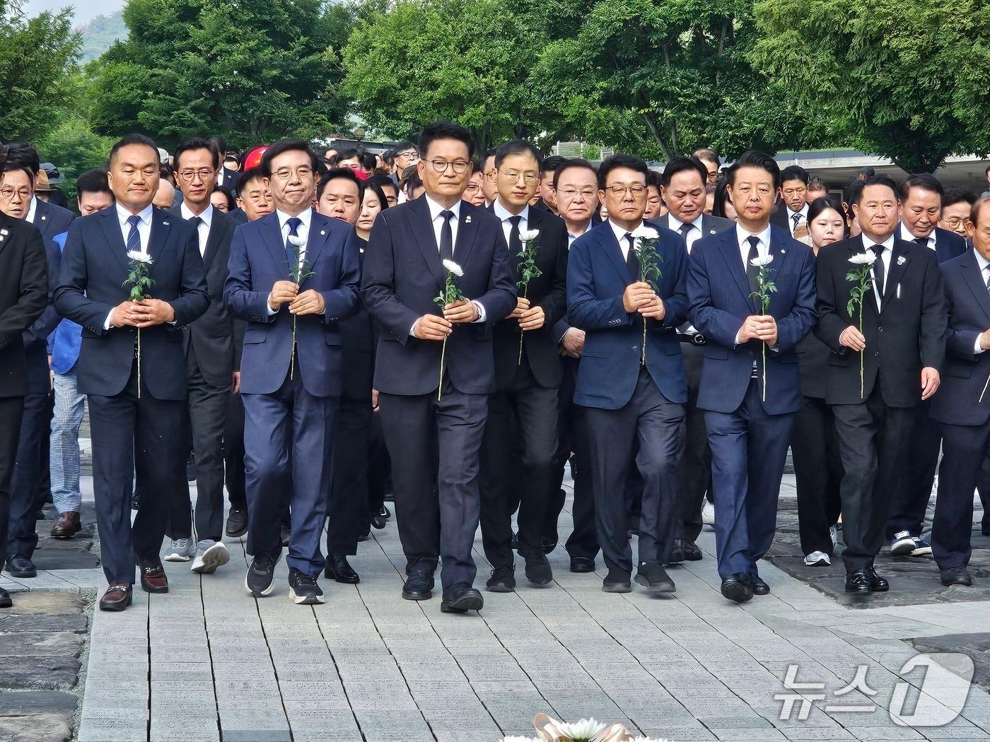 본문 이미지 - 송영길 더불어민주당 의원이 30일 김해 봉하마을의 노무현 전 대통령 묘역을 찾아 참배에 나서고 있다. 2026.6.30 ⓒ 뉴스1 박민석 기자