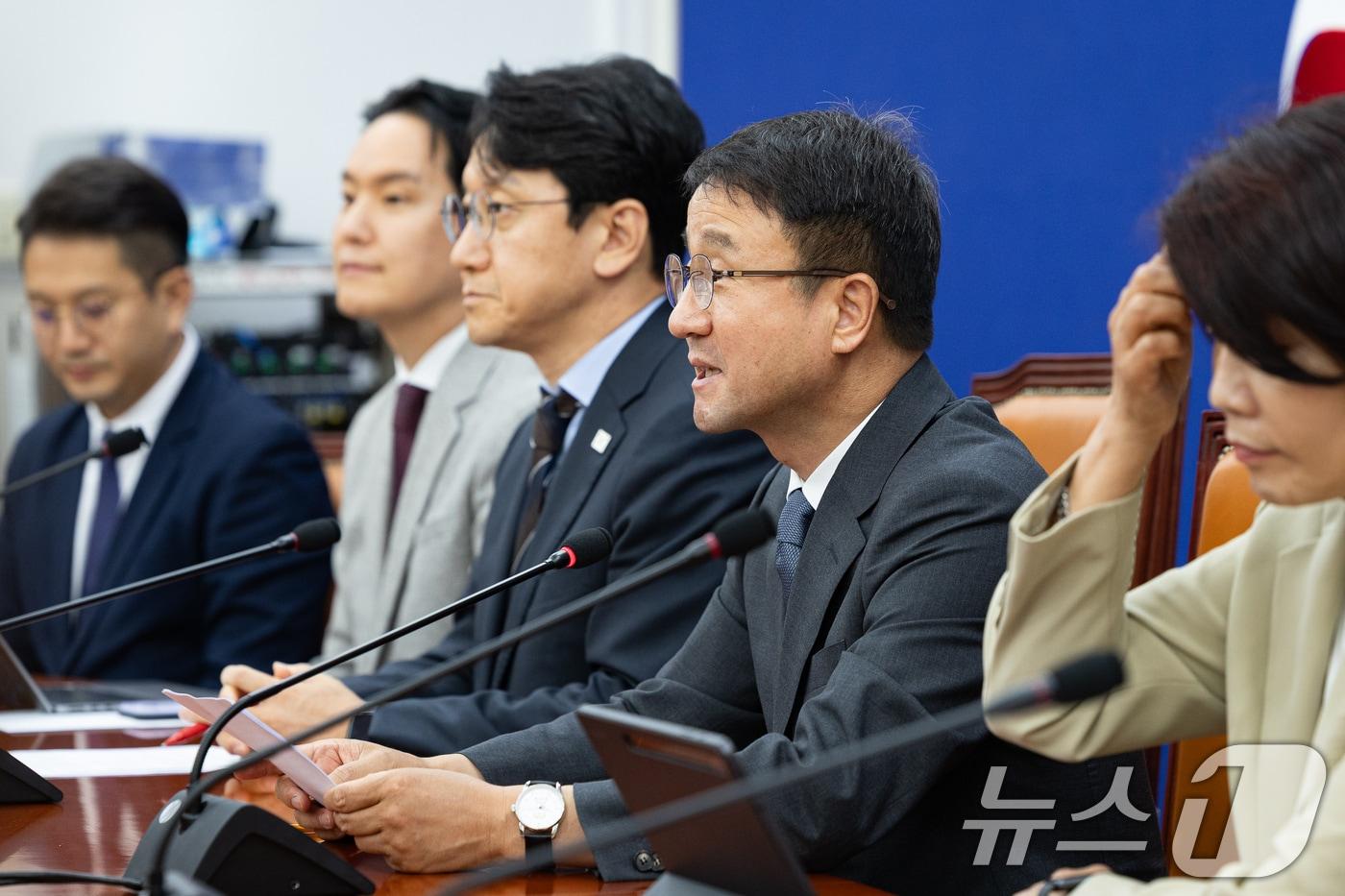 본문 이미지 - 한병도 더불어민주당 당대표 직무대행 겸 원내대표가 30일 서울 여의도 국회에서 열린 원내대책회의에서 모두 발언을 하고 있다. 2026.6.30 ⓒ 뉴스1 유승관 기자