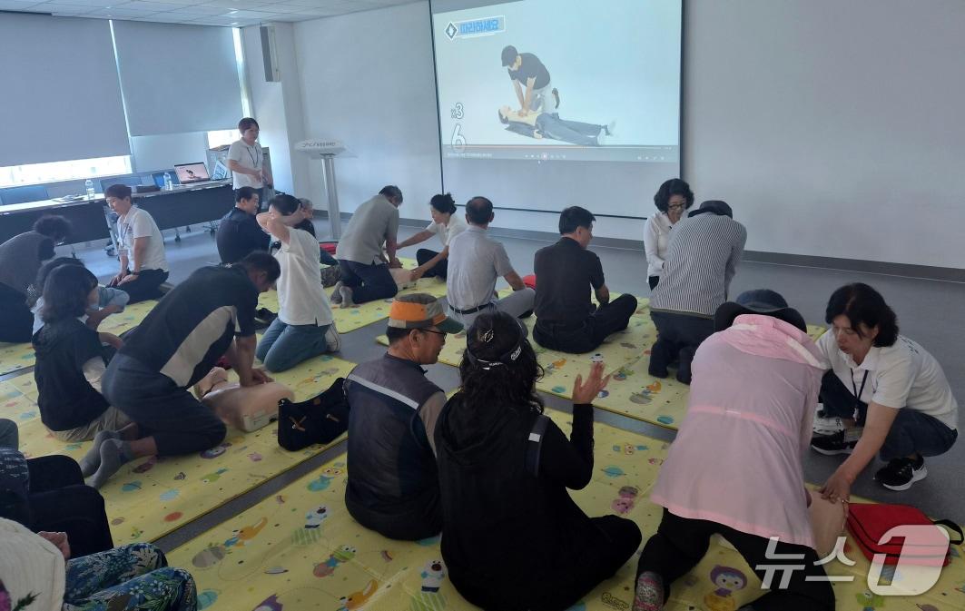 본문 이미지 - 30일  경북 포항시가 폭염기간 동안 공공근로와 공무직 현장 근로자들의 안전을 지키기 위해 '칮아가는 맞춤형 안전교육'을 시행 중이라고 밝혔다. 사진은 29일 북구청에서 공원과 현업근로자들을 대상으로 심폐소생술 교육을 하고 있는 모습. (포항시제공, 재판매 및 DB금지) 2026.6.30/뉴스1