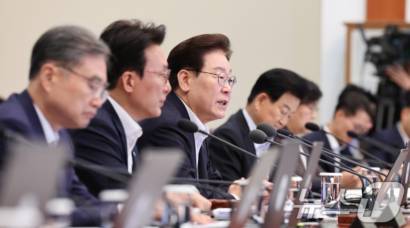 본문 이미지 - 이재명 대통령이 30일 청와대에서 열린 국무회의 겸 비상경제점검회의에서 발언하고 있다. 2026.6.30 ⓒ 뉴스1 이재명 기자