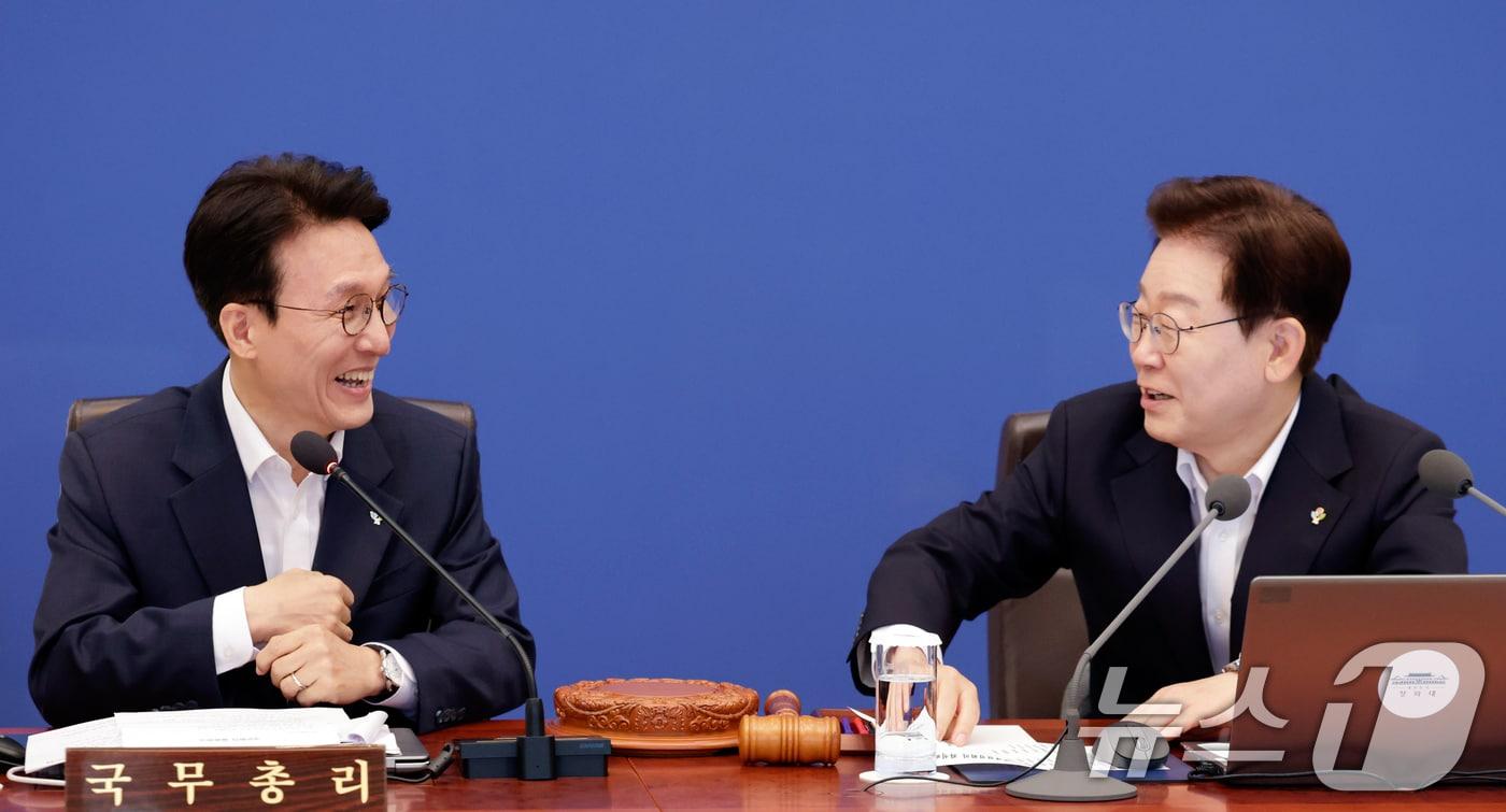 본문 이미지 - 이재명 대통령과 김민석 국무총리가 30일 청와대에서 열린 국무회의 겸 비상경제점검회의에서 대화하고 있다. 2026.6.30 ⓒ 뉴스1 이재명 기자