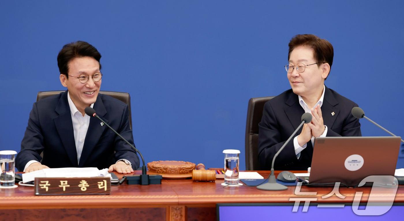 본문 이미지 - 이재명 대통령과 김민석 국무총리가 30일 청와대에서 열린 국무회의 겸 비상경제점검회의에서 대화하고 있다. 2026.6.30 ⓒ 뉴스1 이재명 기자