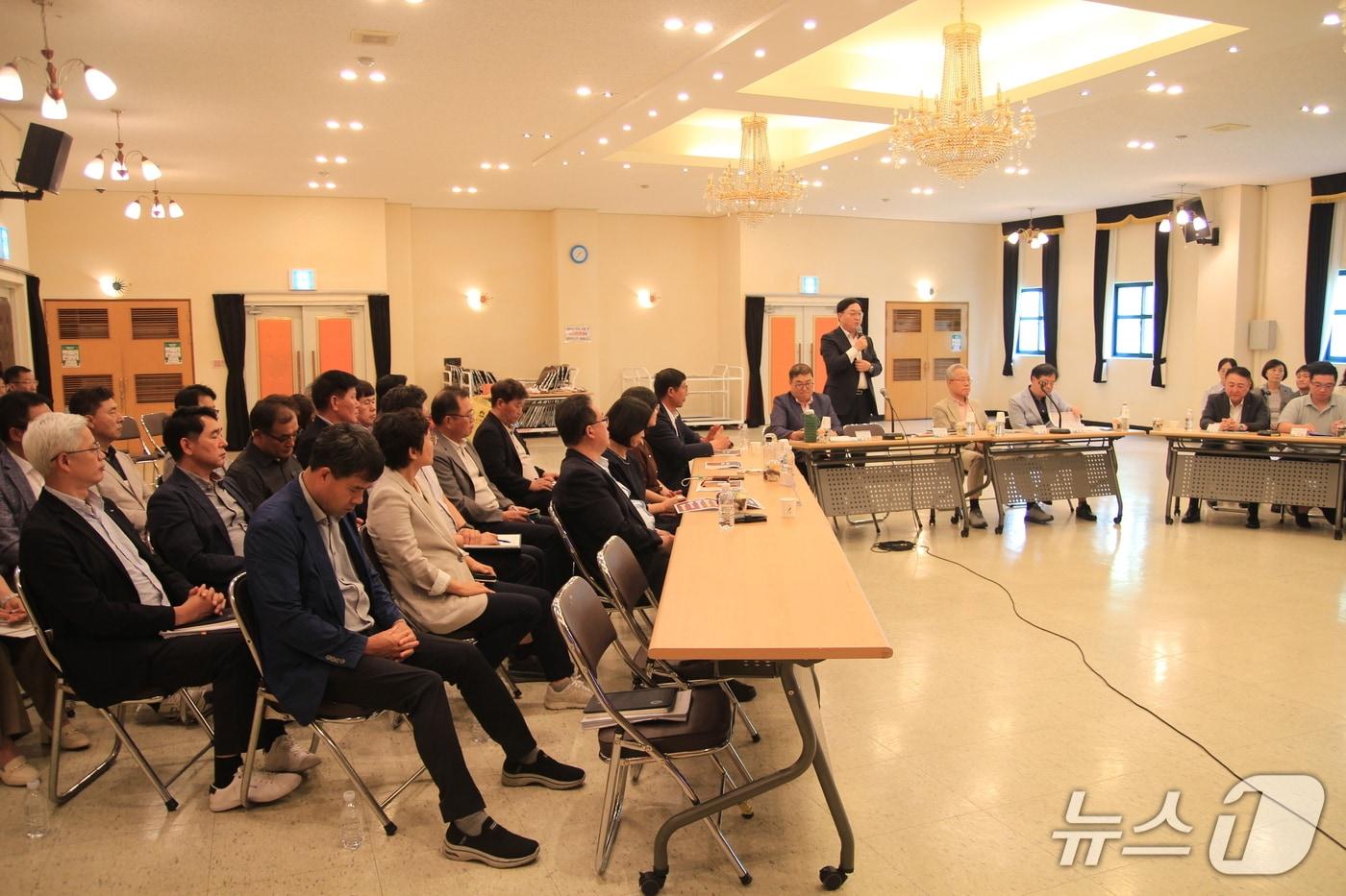 본문 이미지 - 하동군수직 인수위가 29일 하동문화예술회관 소공연장에서 최종보고회를 열고 있다(하동군 제공. 재판매 및 DB금지).