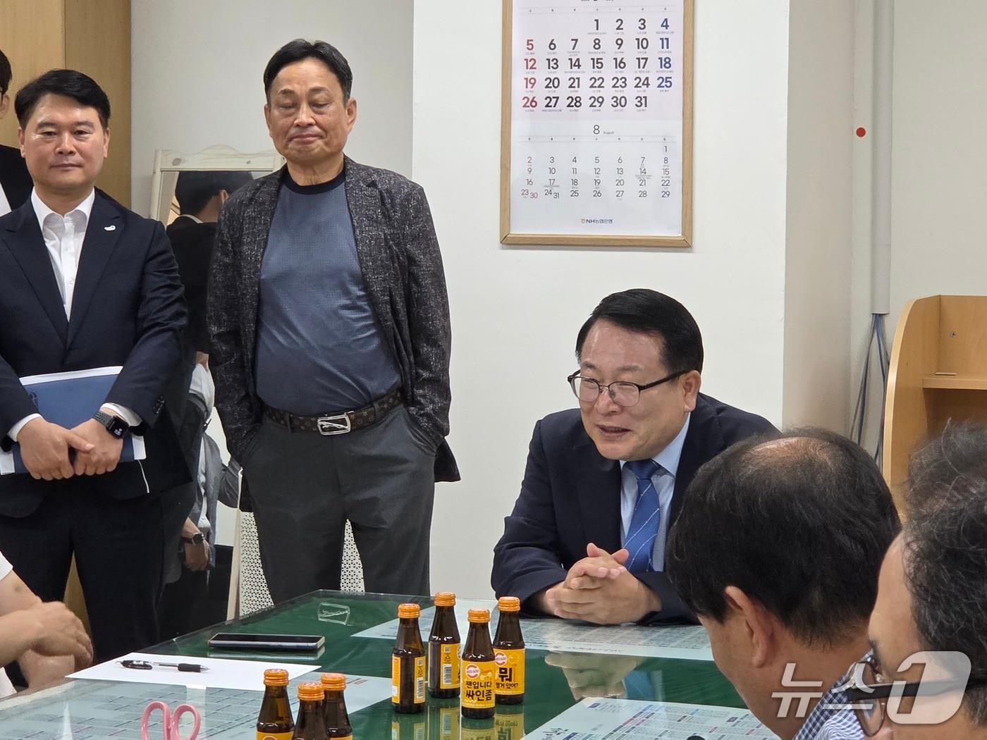 본문 이미지 - 30일 전북 익산시청 브리핑룸에서 기자들과 티타임을 하고 있는 정헌율 시장.2026.6.30/뉴스1 장수인 기자