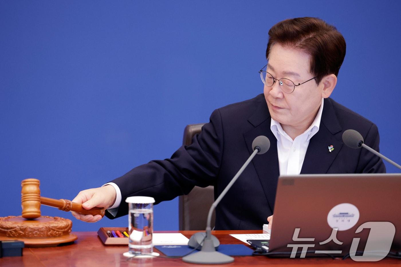 본문 이미지 - 이재명 대통령이 30일 청와대에서 열린 국무회의 겸 비상경제점검회의에서 의사봉을 두드리고 있다. 2026.6.30 ⓒ 뉴스1 이재명 기자