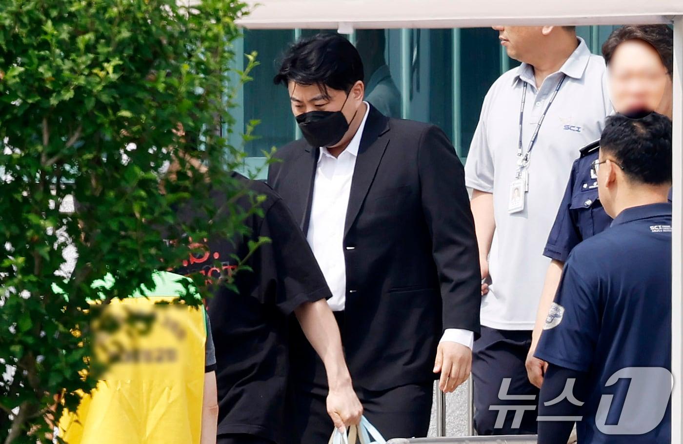 본문 이미지 - 음주 운전 뺑소니 혐의로 복역 중이던 가수 김호중(35)이 30일 경기 여주시 소망교도소에서 가석방으로 출소하고 있다. 김호중은 본래 1·2심에서 2년 6개월 형을 받아 오는 11월 출소 예정이었지만 최근 가석방 심사에 통과해 약 5개월 출소 시기를 당기게 됐다. (공동취재) ⓒ 뉴스1 권현진 기자