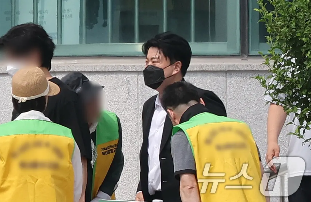 본문 이미지 - 음주 운전 뺑소니 혐의로 복역 중이던 가수 김호중(35)이 6월 30일 경기 여주시 소망교도소에서 가석방으로 출소하고 있다.  (공동취재) ⓒ 뉴스1 권현진 기자