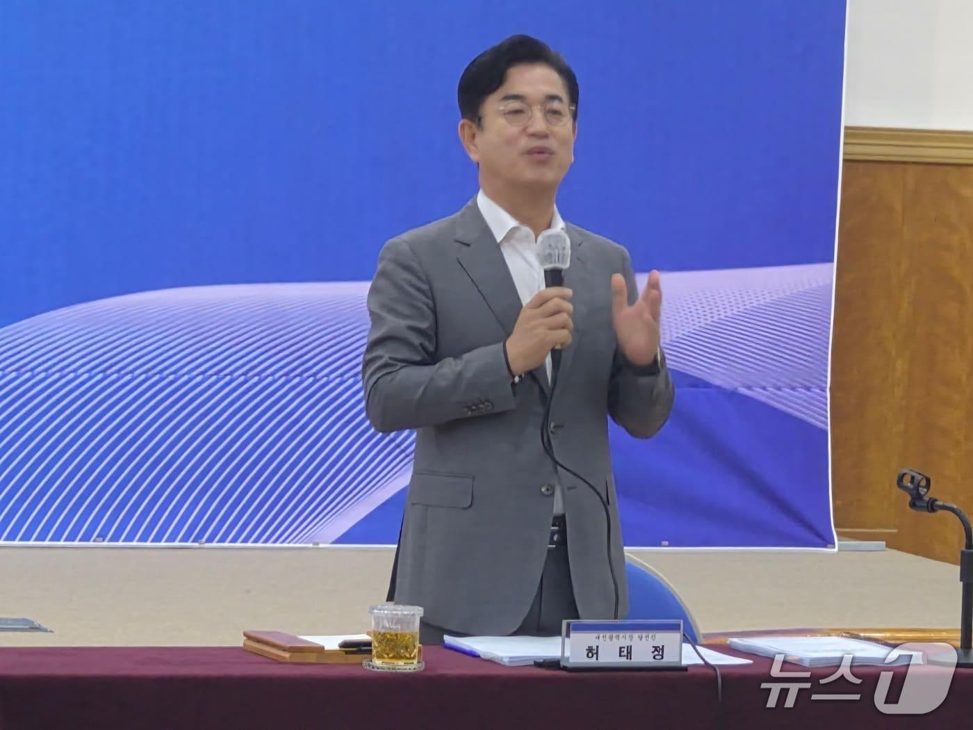 본문 이미지 - 허태정 대전시장 당선인이 30일 오전 옛 충남도청에서 열린 민선 9기 대전시장직 인수위 활동보고회에서 모두 발언을 하고 있다. (박종명 기자) / 뉴스1