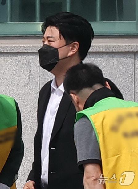 본문 이미지 - 음주 운전 뺑소니 혐의로 복역 중이던 가수 김호중(35)이 30일 경기 여주시 소망교도소에서 가석방으로 출소하고 있다. 김호중은 본래 1·2심에서 2년 6개월 형을 받아 오는 11월 출소 예정이었지만 최근 가석방 심사에 통과해 약 5개월 출소 시기를 당기게 됐다. (공동취재) ⓒ 뉴스1 권현진 기자