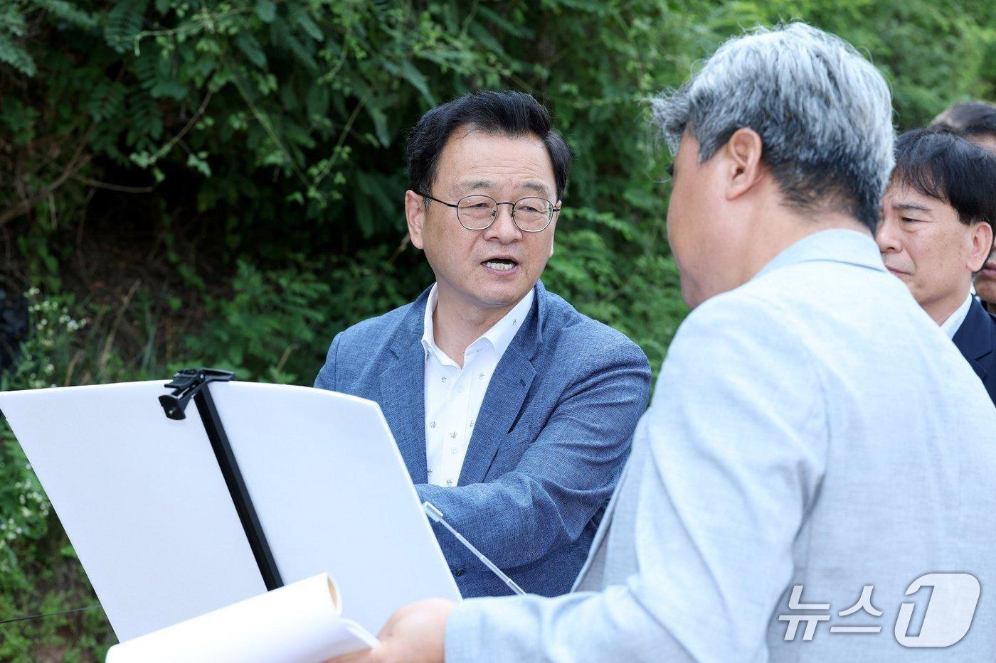 본문 이미지 - 지난 29일 민경선 고양시장 당선인이 일산IC를 방문, 호수로 직결램프 신설 등 교통체증 해결책에 대해 검토하고 있다. (고양시 제공, 재판매 및 DB금지)