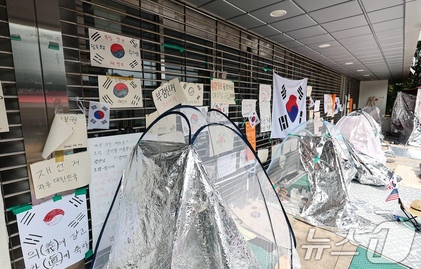 본문 이미지 - 6·3 지방선거 투표용지 부족사태로 인한 '잠실 봉쇄시위'가 26일째를 맞은 30일 서울 송파구 올림픽공원 핸드볼경기장 출입구가 막혀 있다. 2026.6.30 ⓒ 뉴스1 김도우 기자