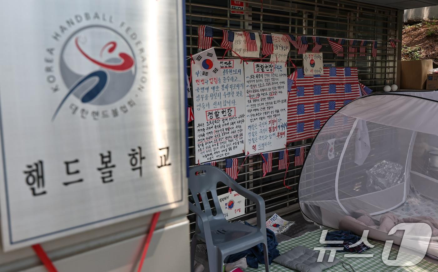 본문 이미지 - 6·3 지방선거 투표용지 부족사태로 인한 '잠실 봉쇄시위'가 26일째를 맞은 30일 서울 송파구 올림픽공원 핸드볼경기장 출입구가 막혀 있다. 2026.6.30 ⓒ 뉴스1 김도우 기자