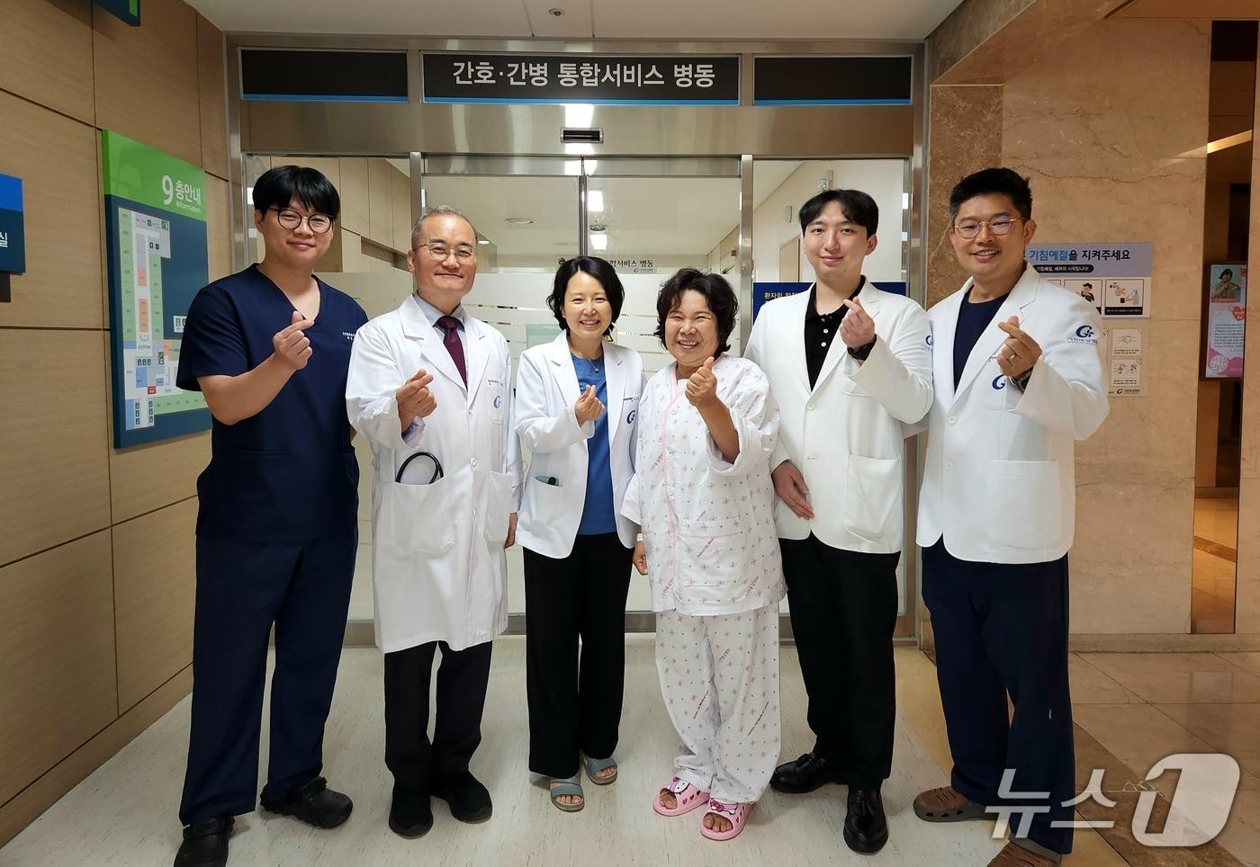 본문 이미지 - 가천대 길병원에서 대동맥박리 응급 수술을 받은 환자(오른쪽에서 세 번째)가 22일 퇴원 전 의료진(왼쪽부터 박찬욱 심장혈관흉부외과 선임, 박철현 심장혈관흉부외과 교수, 이지연 마취통증의학과 교수, 오준호 응급의학과 전공의, 추승화 응급의학과 교수 순)들과 병동 앞에서 기념촬영 하고 있다.(가천대 길병원 제공. 재배포 및 DB금지)2026.6.30/뉴스1