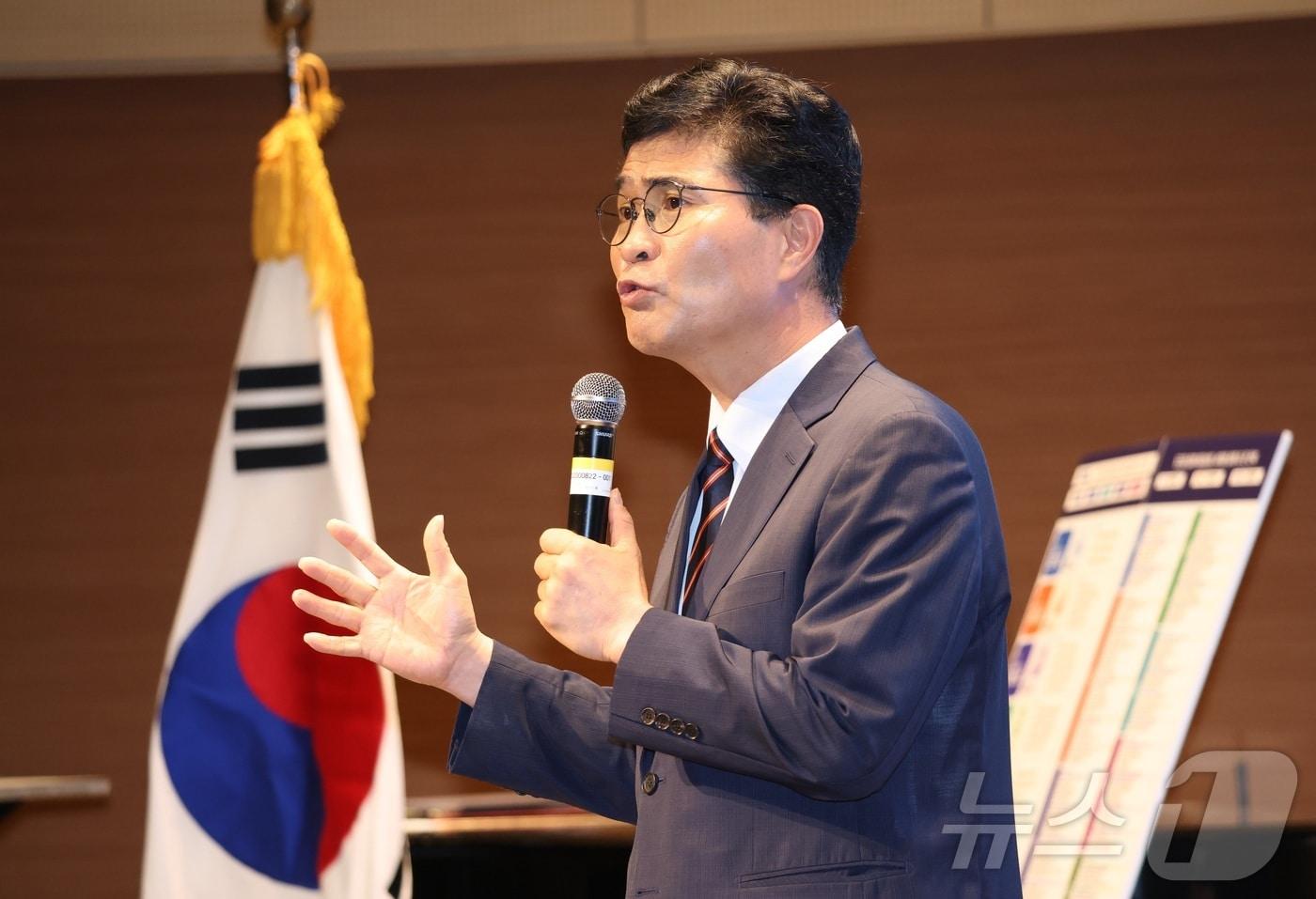 본문 이미지 - 이원택 전북특별자치도지사 당선인이 30일 전북 전주시 전주대학교 스타센터에서 열린 전북도지사직 인수위원회 최종보고회에서 인사말을 하고 있다. 2026.6.30 ⓒ 뉴스1 유경석 기자