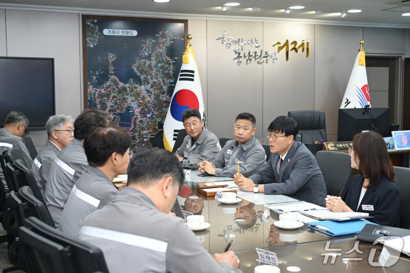 본문 이미지 - 변광용 시장과 삼성중공업 사내협력사협의회 임원진들이 현장 애로사항을 논의하는 면담을 진행하고 있다.(거제시 제공. 재판매 및 DB금지)