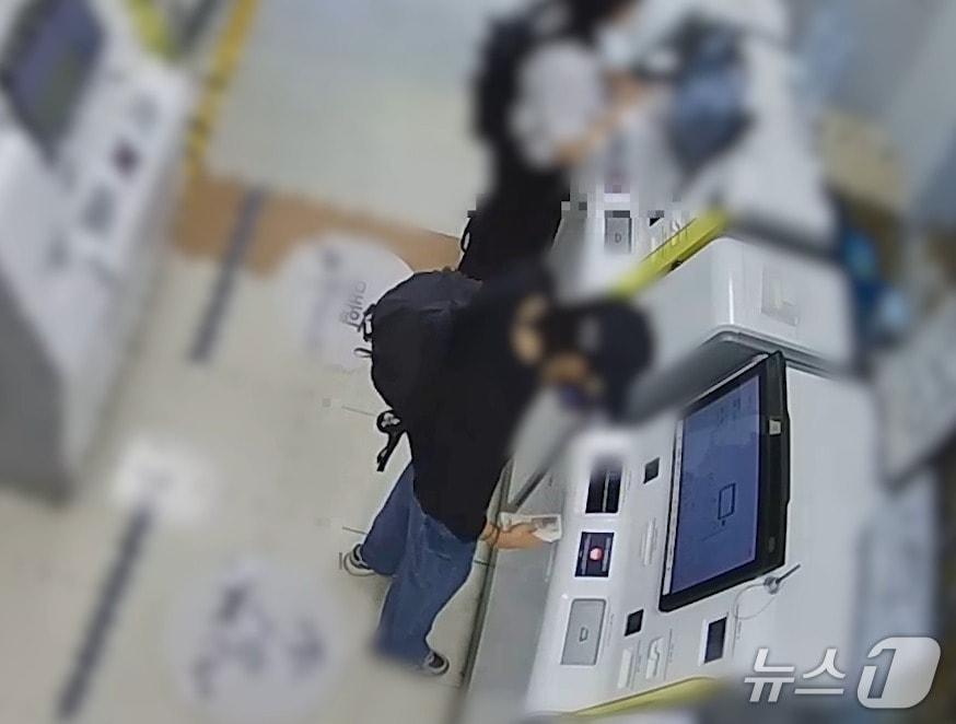 본문 이미지 -  피해자들로부터 가로챈 돈을 상품권 구매 방식으로 세탁하는 장면. (화성동탄경찰서 제공. 재판매 및 DB 금지) 2026.6.30/뉴스1