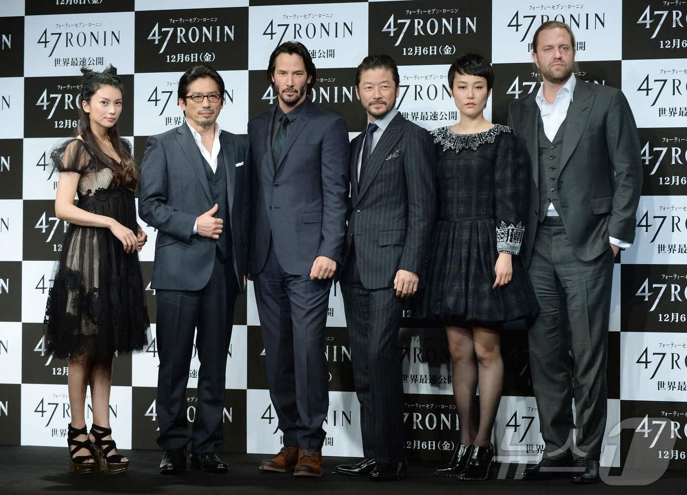 본문 이미지 - 2013년 11월 18일 일본 도쿄에서 열린 영화 '47 로닌' 홍보 행사에서 감독 칼 린시(왼쪽 6번째)가 키아누 리브스를 비롯한 출연 배우들과 포즈를 취하고 있다. 뉴욕 남부 연방지방법원 제드 라코프 판사는 넷플릭스로부터 1100만 달러(약 170조 원) 규모의 제작 비용을 편취해 개인 용도로 사용한 혐의로 기소된 린시에게 29일(현지시간) 징역 30개월을 선고하고 피해 금액을 변제하라고 명령했다. 2013.11.18. ⓒ AFP=뉴스1