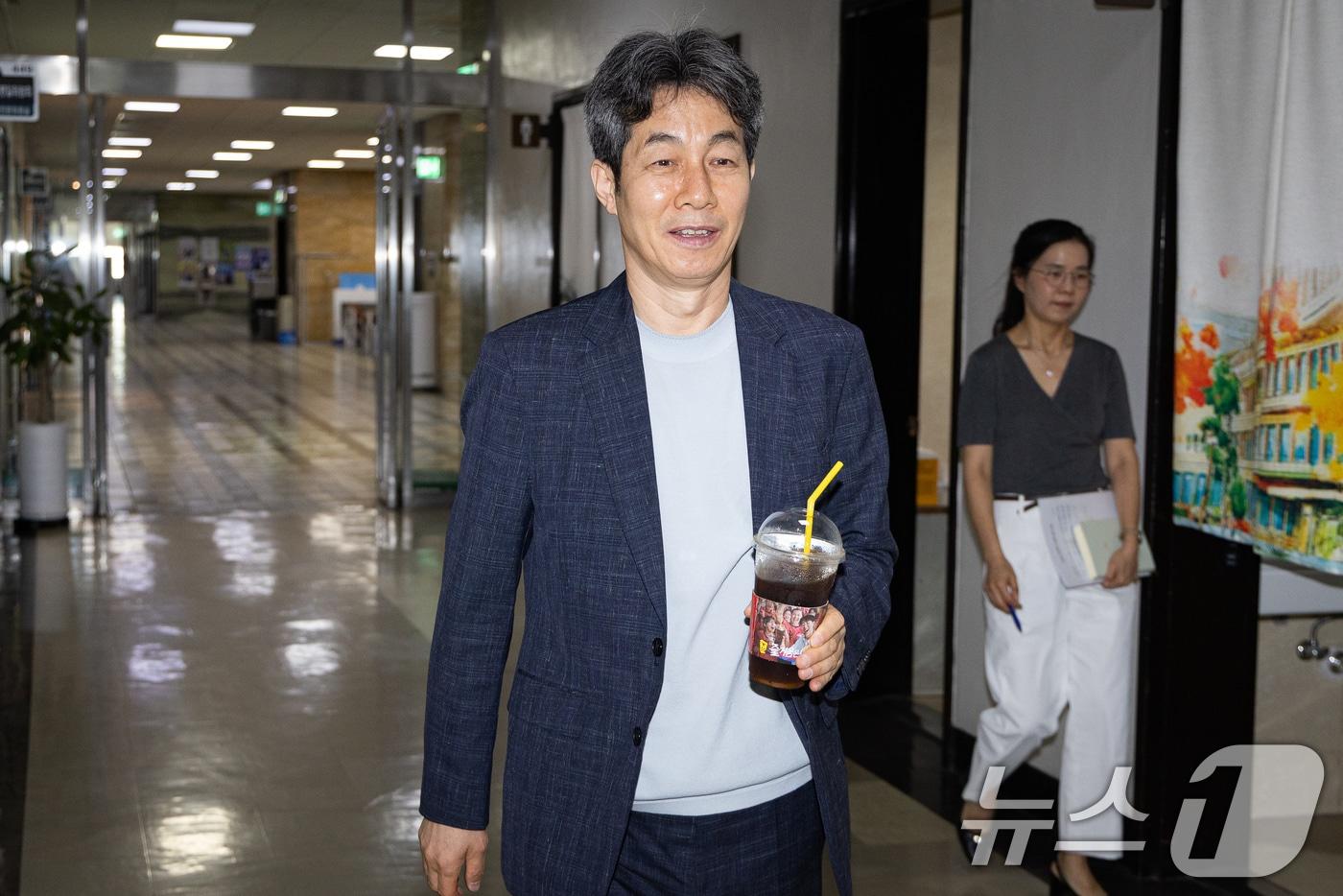 본문 이미지 - 윤건영 국회 제9회 전국 동시 지방선거 투표용지 부족사태 등 국민참정권 침해 진상규명 및 선거관리 개혁을 위한 국정조사특별위원회 더불어민주당 간사가 30일 서울 여의도 국회에서 국조특위 일정 및 증인 출석 관련 여야 간사 협의를 위해 위원장실로 들어서고 있다. 2026.6.30 ⓒ 뉴스1 유승관 기자