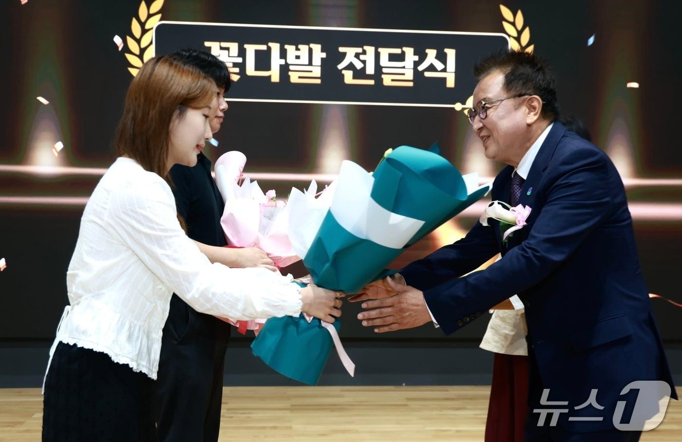 본문 이미지 - 김영환 충북지사 이임식(충북도 제공. 재판매 및 DB금지)/뉴스1