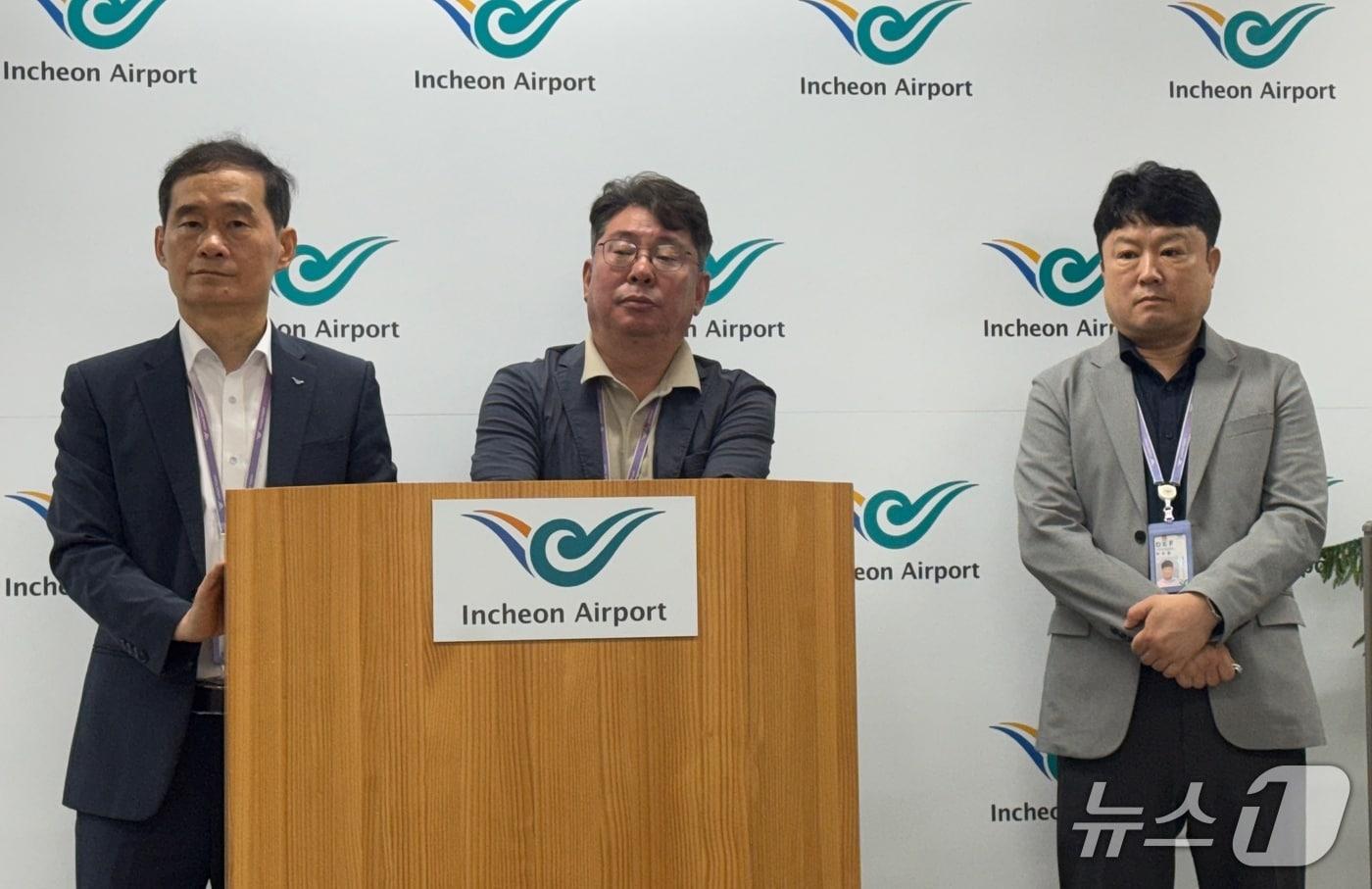 본문 이미지 - 김범호 인천국제공항공사 사장 직무대행(왼쪽 첫번째)과 공사 관계자들이 30일 공사 기자실에서 열린 브리핑에서 '상주직원 주차권 관리 개편 대책을 설명하고 있다.2026.6.30/뉴스1
