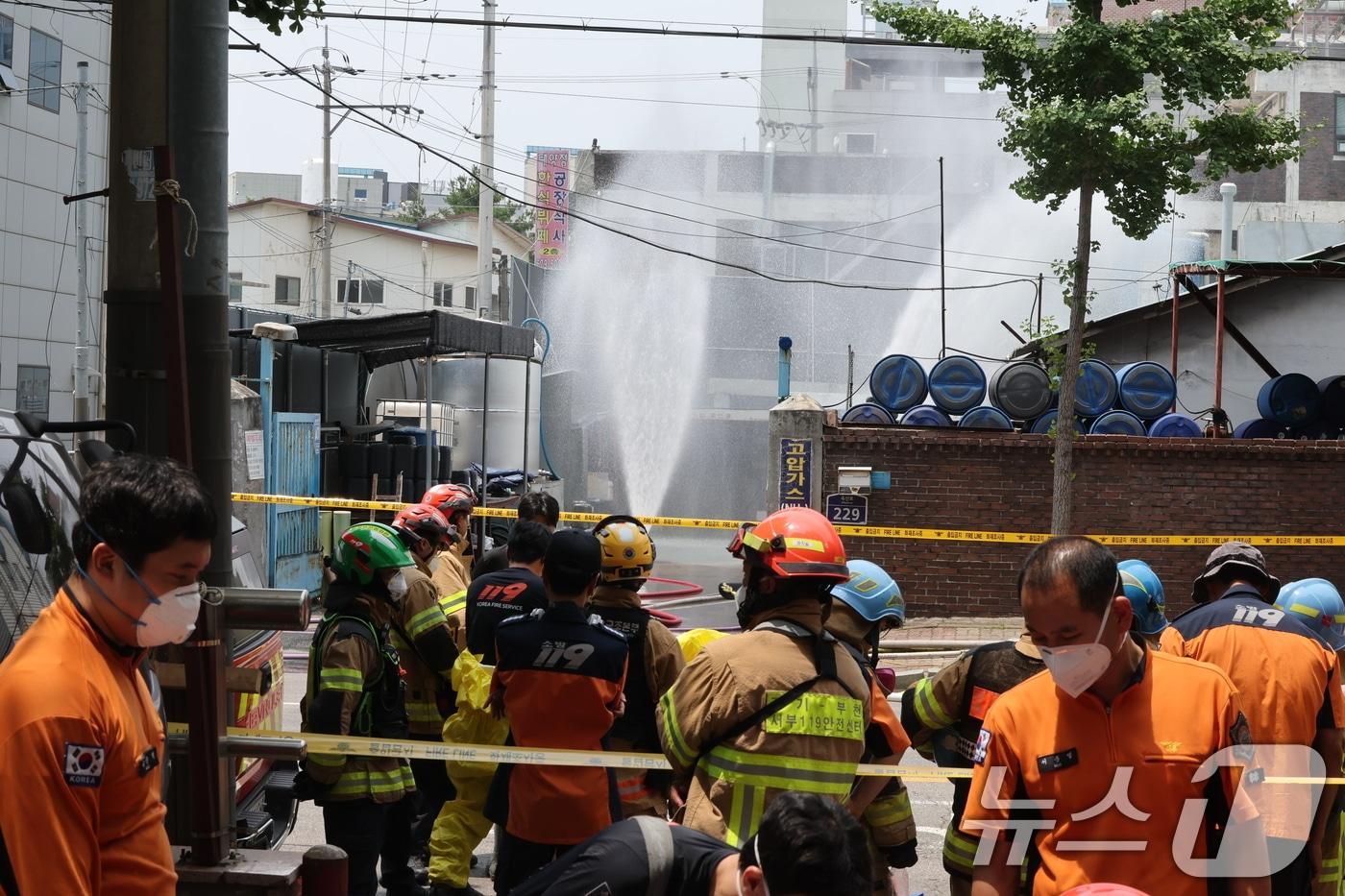 본문 이미지 - 경기 부천시 원미구 도당동 소재 화학 공장에서 불상의 가스가 누출되는 사고가 발생해 소방대원들이 현장 통제 후 안전조치를 취하고 있다. ⓒ 뉴스1 김진환 기자