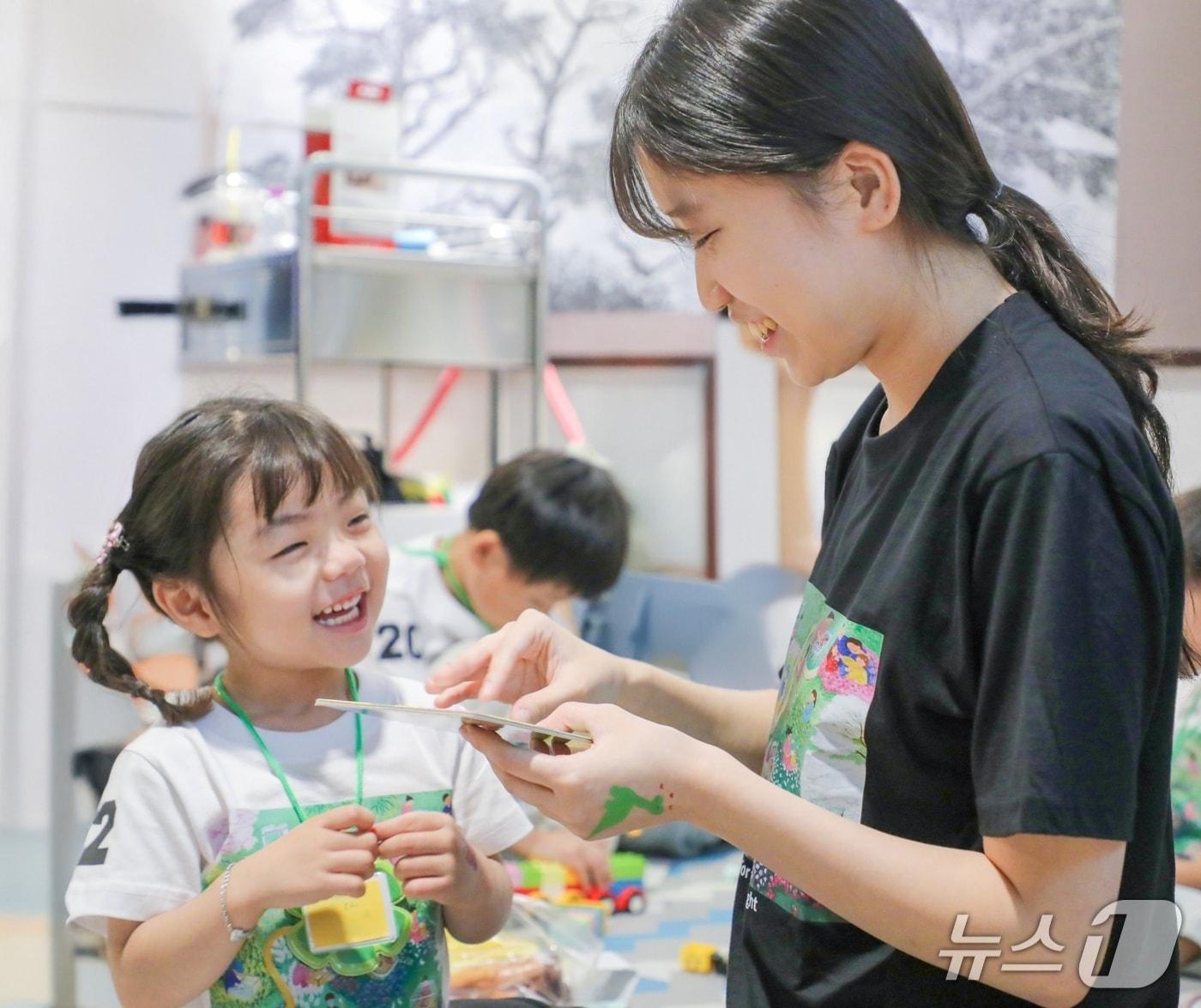 본문 이미지 - 27일 열린 강릉아산병원 신생아집중치료실(NICU) 홈커밍데이에서 신생아집중치료실 간호사와 한 아이가 액자를 꾸미고 있다.(강릉아산병원 제공, 재판매 및 DB 금지) 2026.6.30/뉴스1