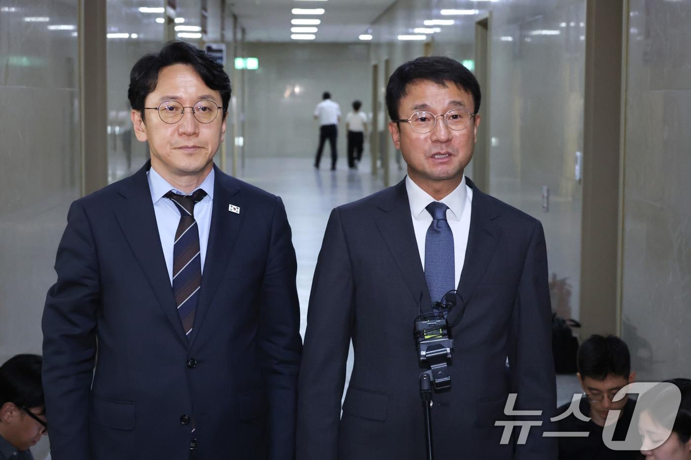 본문 이미지 - 한병도 더불어민주당 당대표 직무대행 겸 원내대표와 천준호 원내운영수석부대표가 30일 서울 여의도 국회에서 열린 여야 원내대표 회동을 마친 후 취재진의 질의에 답변하고 있다. 2026.6.30 ⓒ 뉴스1 신웅수 기자