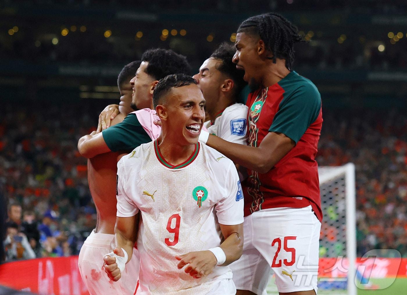본문 이미지 - 모로코 선수들이 30일(한국시간) 열린 2026 FIFA 북중미 월드컵 32강 네덜란드전에서 승부차기 끝에 승리한 뒤 기뻐하고 있다. ⓒ 로이터=뉴스11