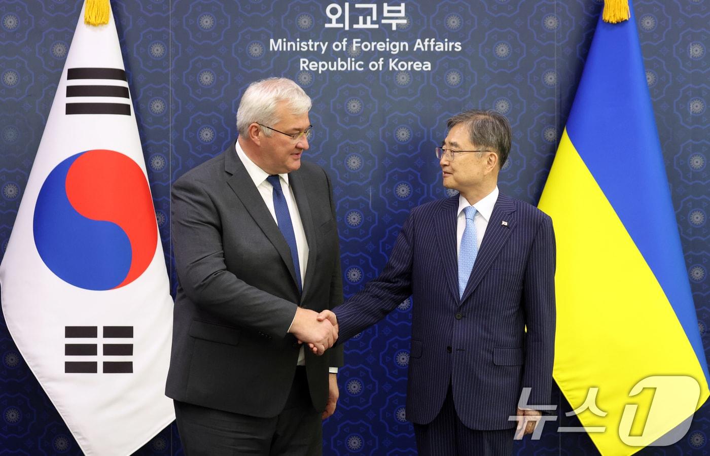 본문 이미지 - 조현 외교부 장관과 안드리 시비하 우크라이나 외교장관이 지난달 30일 서울 종로구 정부서울청사 별관 외교부에서 열린 한·우크라이나 외교장관회담에서 악수를 하고 있다. 2026.6.30 ⓒ 뉴스1 김명섭 기자