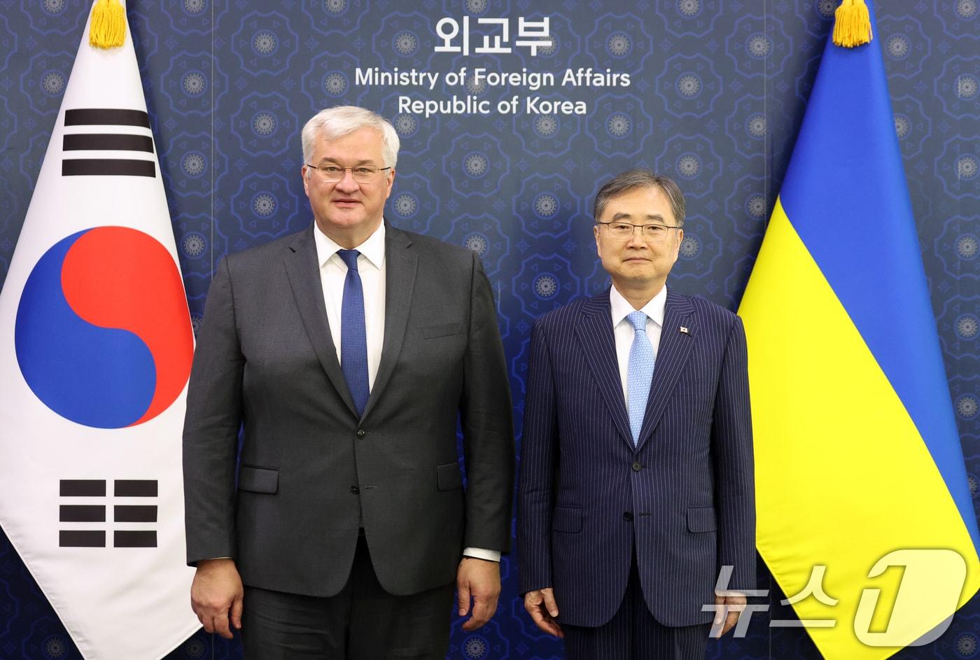 본문 이미지 - 조현 외교부 장관과 안드리 시비하 우크라이나 외교장관이 30일 서울 종로구 정부서울청사 별관 외교부에서 열린 한·우크라이나 외교장관회담에서 기념촬영을 하고 있다. 2026.6.30 ⓒ 뉴스1 김명섭 기자