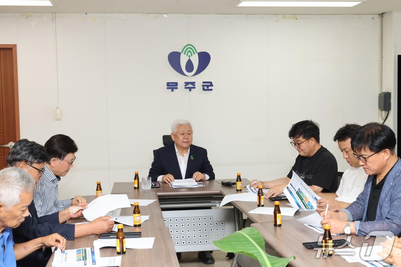 본문 이미지 - 황인홍 전북 무주군수가 30일 기자들과 간담회를 갖고 있다.(무주군 제공. 재판매 및 DB 금지)2026.6.30/뉴스1