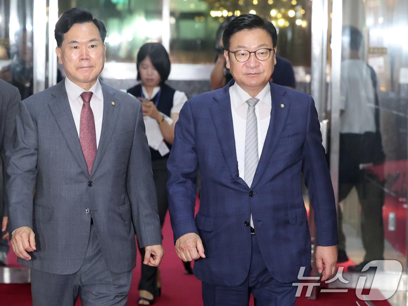 본문 이미지 - 정점식 국민의힘 원내대표와 김승수 원내운영수석부대표가 30일 오후 서울 여의도 국회에서 국회의장과 여야 원내대표 회동을 위해 이동하고 있다. 2026.6.30 ⓒ 뉴스1 황기선 기자