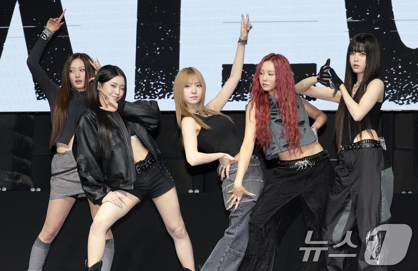 본문 이미지 - 걸크루 키비츠(keyveatz)의 유이(왼쪽부터)와 강예슬, 엄지원, 손주원, 김유나가 30일 서울 서대문구 예스24원더로크홀에서 열린 첫 EP앨범 '옥시_젠'(OXY_GEN) 발매 쇼케이스에서 포즈를 취하고 있다. 2026.6.30 ⓒ 뉴스1 권현진 기자