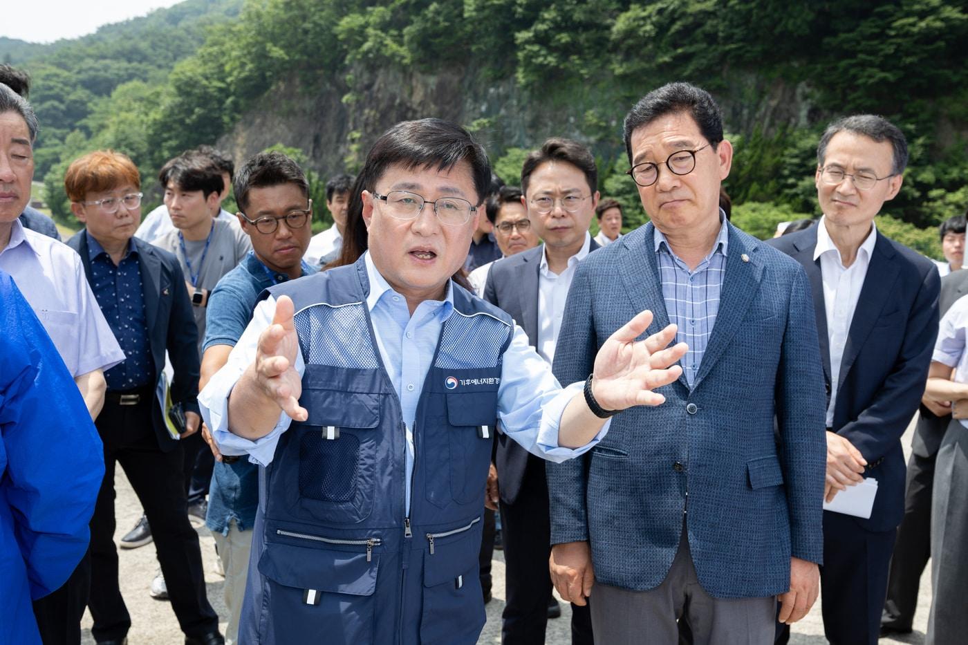 본문 이미지 - 김성환 기후에너지환경부 장관이 30일 전남 화순군 동복댐을 찾아 용수 공급을 위한 동복댐 활용 방안을 논의하고 있다(기후에너지환경부 제공).ⓒ 뉴스1