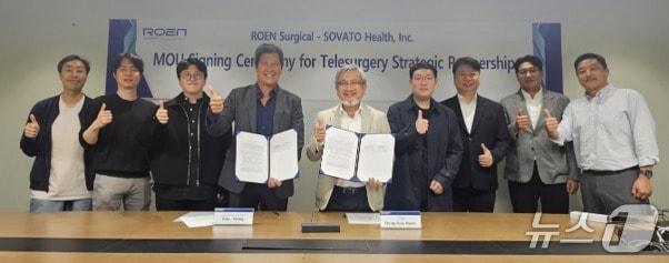 본문 이미지 - AI 수술로봇 기업 로엔서지컬은 미국의 원격수술 플랫폼 기업 소바토와 원격수술 통합을 공동 추진하기 위한 업무협약(MOU)을 체결했다고 30일 밝혔다.(로엔서지컬 제공)