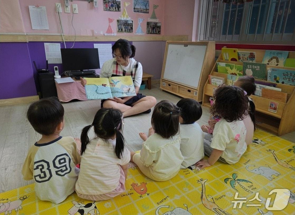 본문 이미지 - 올해부터 김해시의 야간 연장 어린이집이 48곳으로 확대된다. 사진은 지역 내 야간 연장 어린이집.(김해시 제공. 재판매 및 DB금지)
